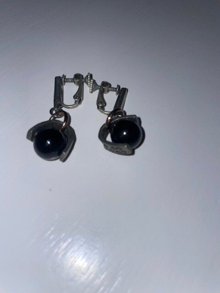 Vintage-style black cabochon clip-on earrings