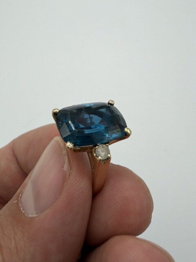10k Gold London Blue Topaz Cocktail Ring Size 6
