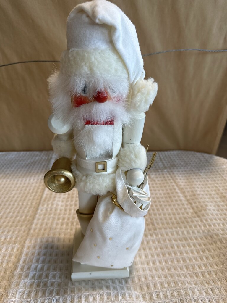 Holzkunst Christian Ulbricht White & Gold Nutcracker- 6X18X7.5