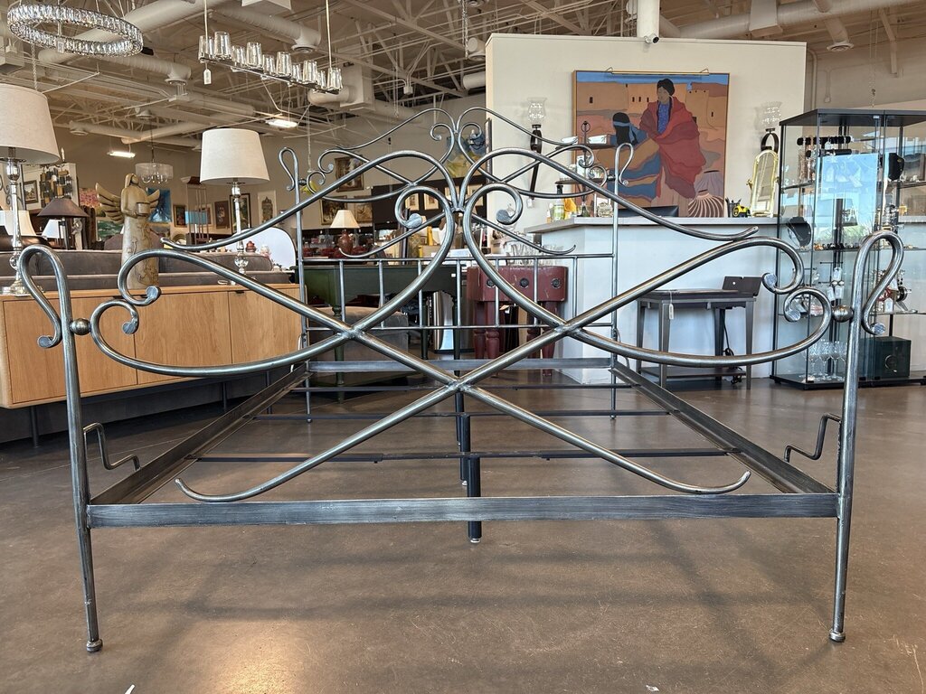 Queen Iron Scrolled Bed- 61.5X82.5X60H