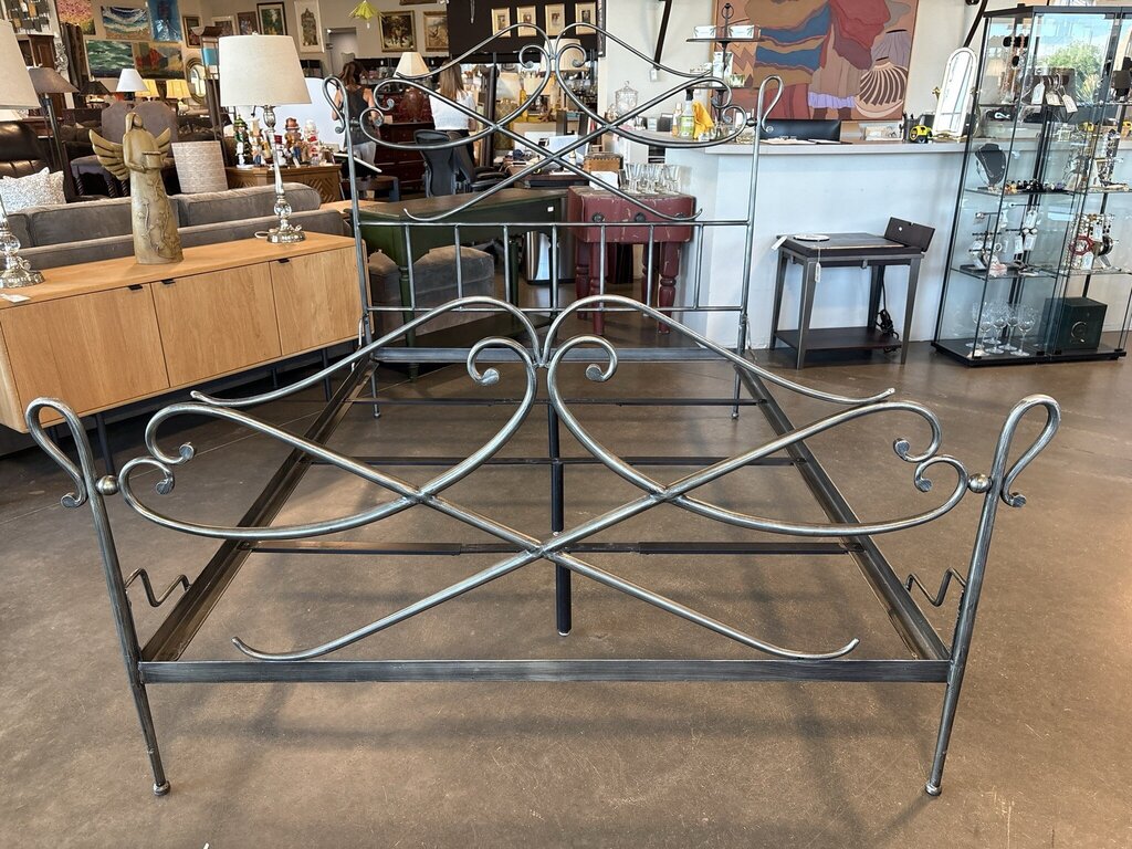 Queen Iron Scrolled Bed- 61.5X82.5X60H