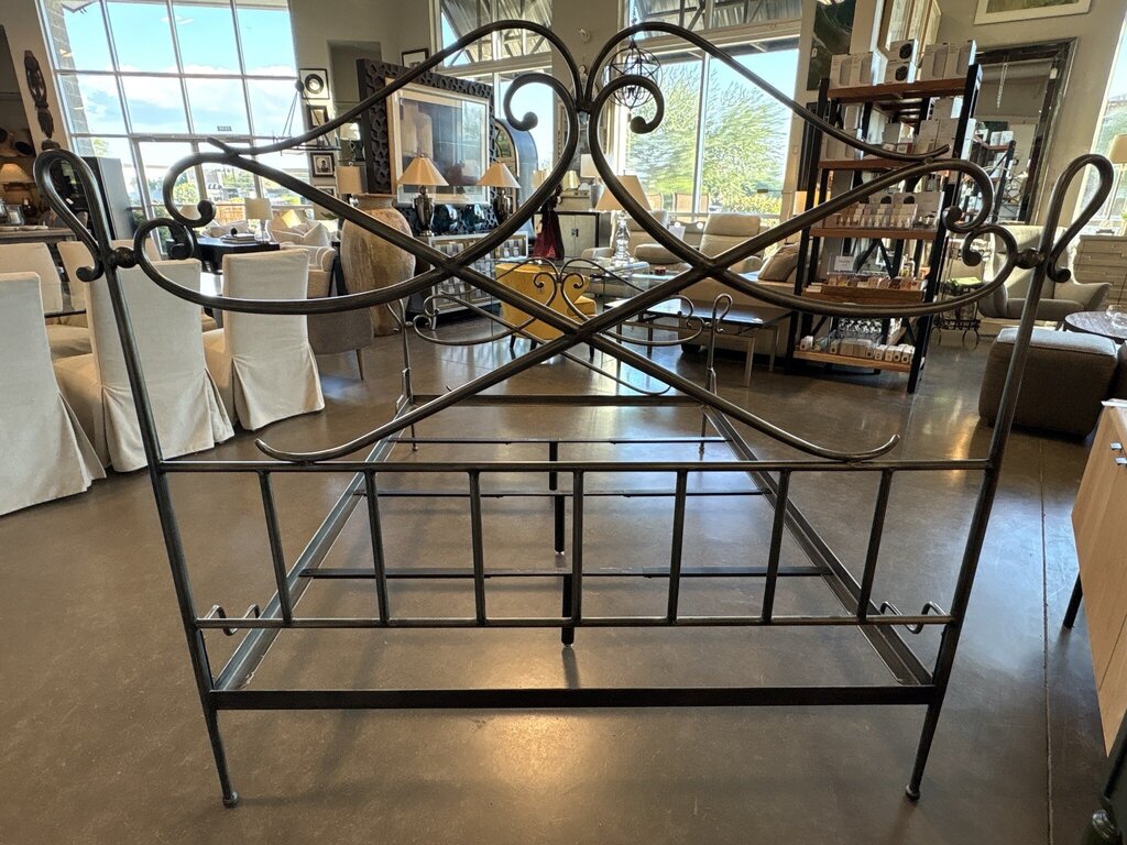 Queen Iron Scrolled Bed- 61.5X82.5X60H