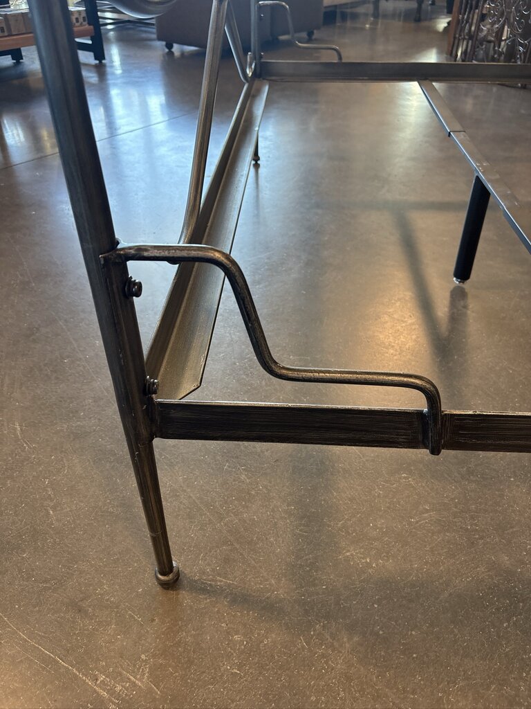 Queen Iron Scrolled Bed- 61.5X82.5X60H