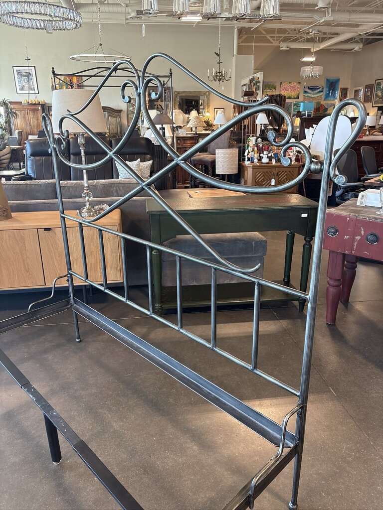 Queen Iron Scrolled Bed- 61.5X82.5X60H