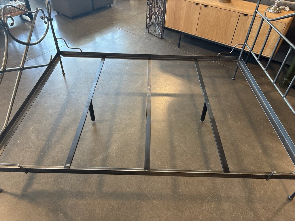 Queen Iron Scrolled Bed- 61.5X82.5X60H