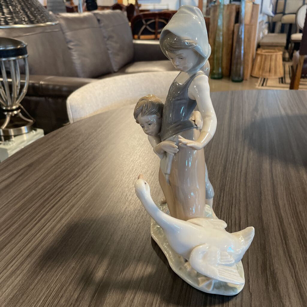Lladro "Avoiding the Goose" - 7X3X10.5