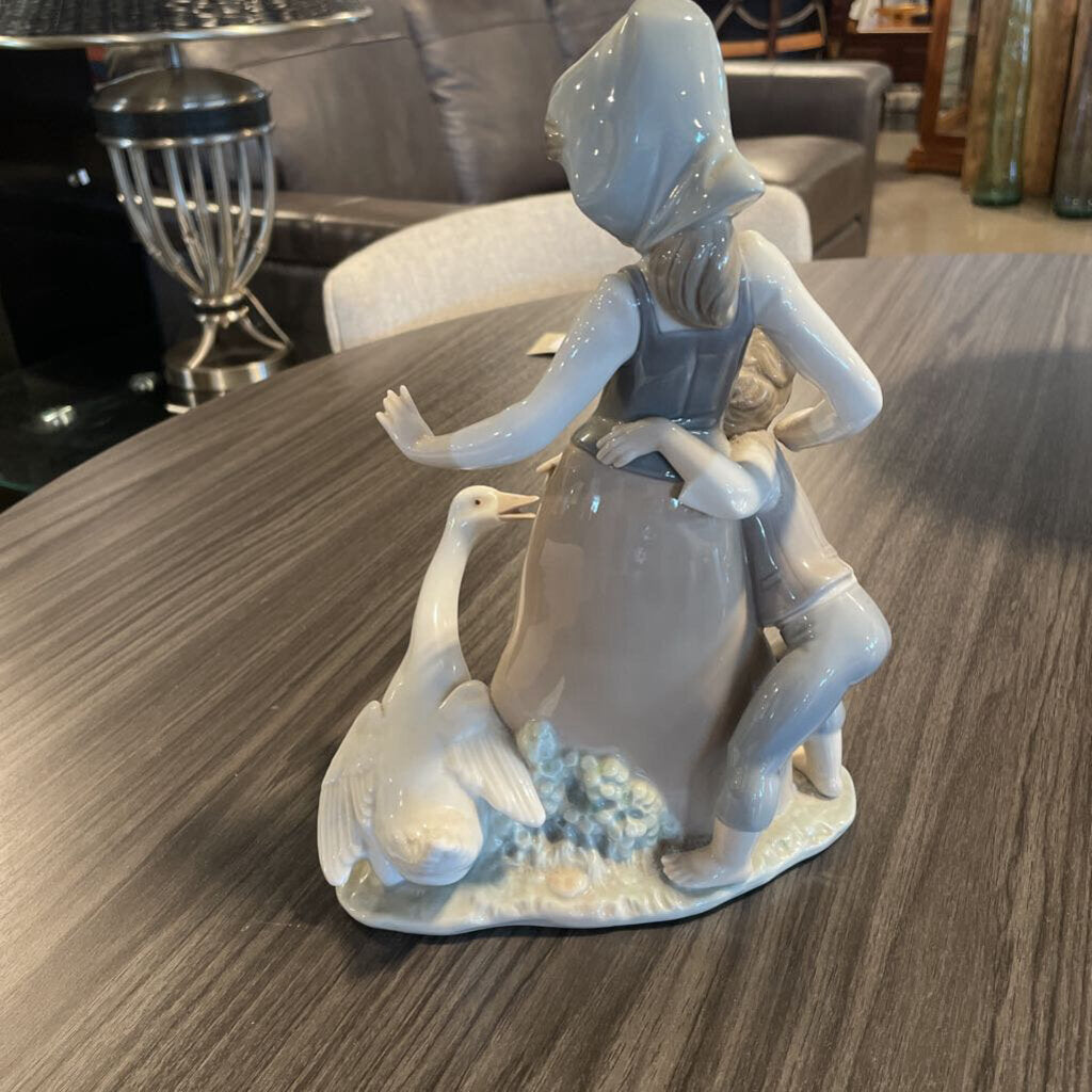 Lladro "Avoiding the Goose" - 7X3X10.5
