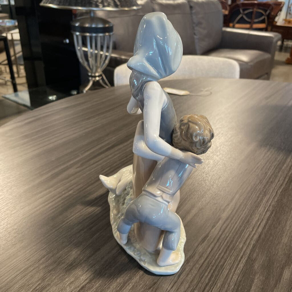 Lladro "Avoiding the Goose" - 7X3X10.5