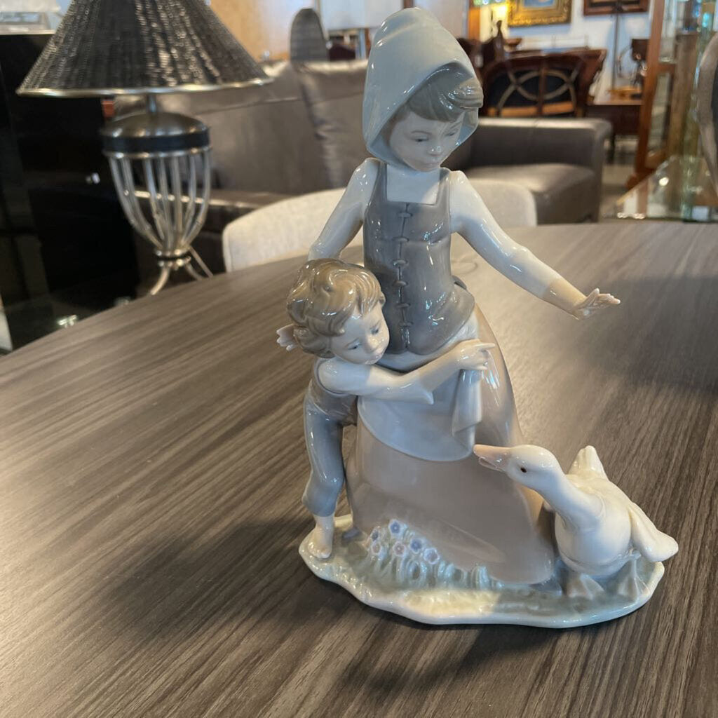 Lladro "Avoiding the Goose" - 7X3X10.5