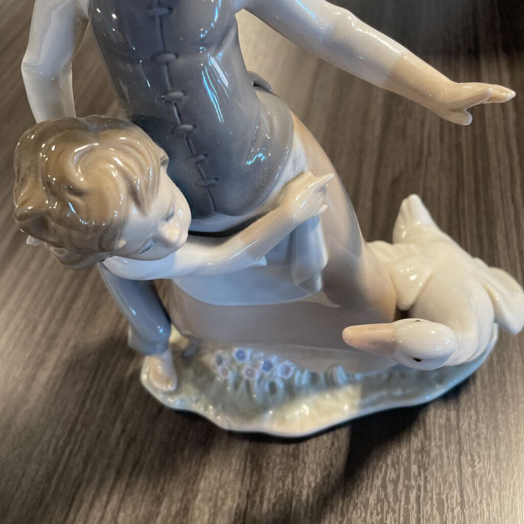Lladro "Avoiding the Goose" - 7X3X10.5
