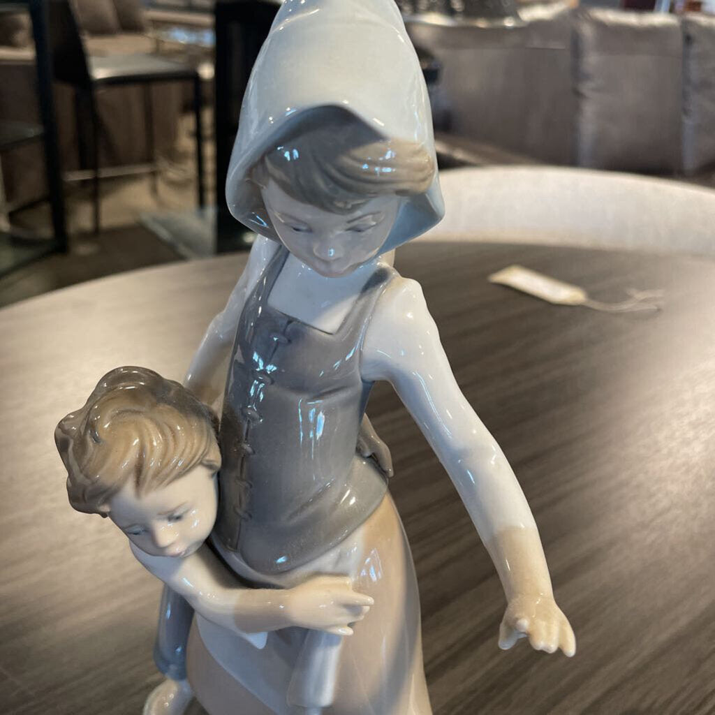 Lladro "Avoiding the Goose" - 7X3X10.5