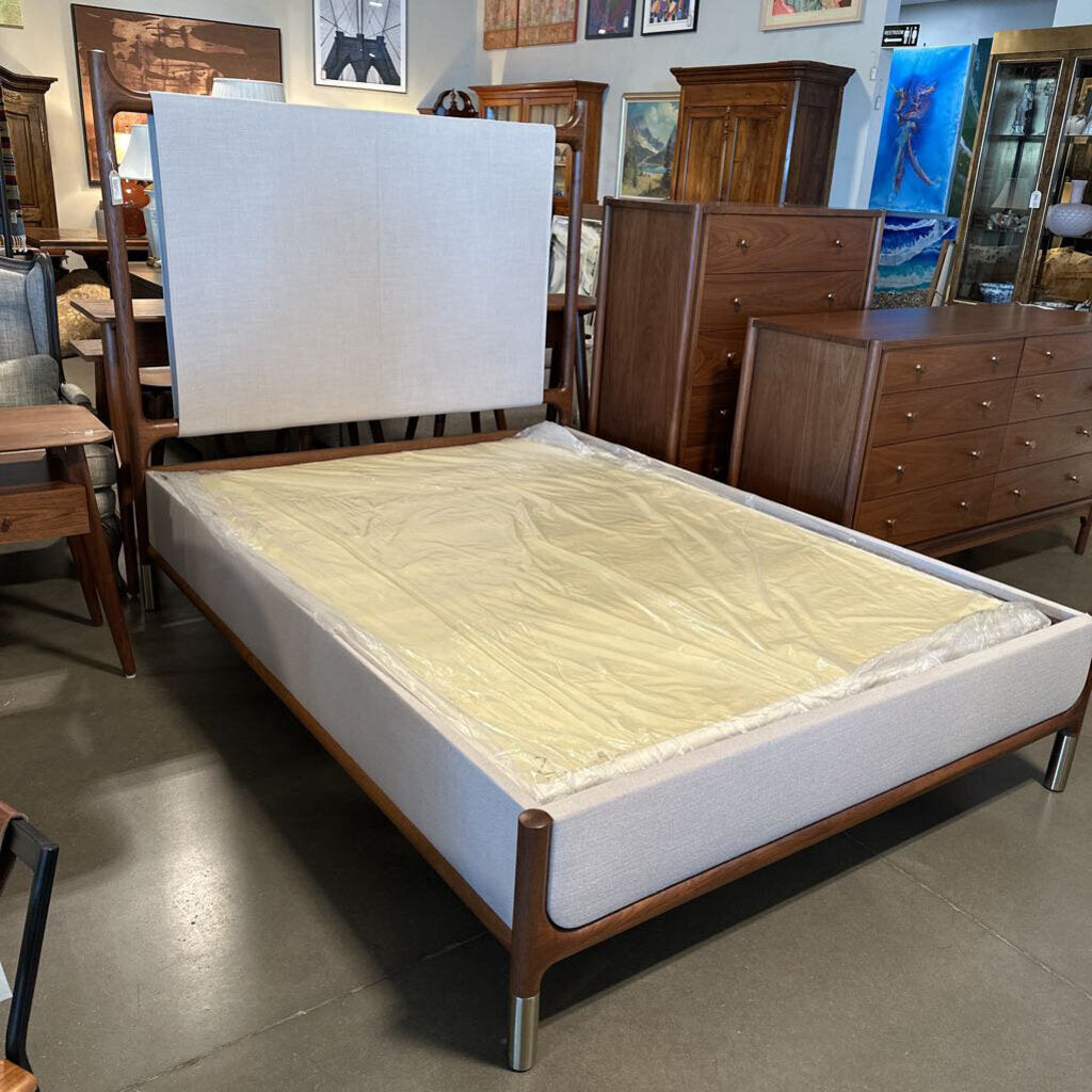 Stickley Bedroom Walnut Grove Upholstered Queen Bed- 65X85X64H