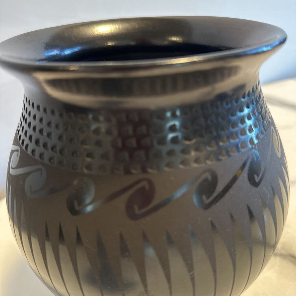 Mata Ortiz Pottery by Armando Silveira- 7X8.5H