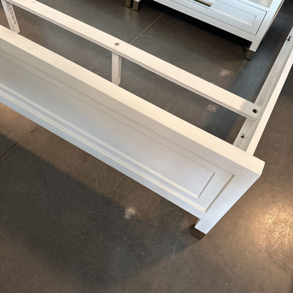 Bassett Tidewater King Bed & Nightstands- 79X85X56H- AS IS