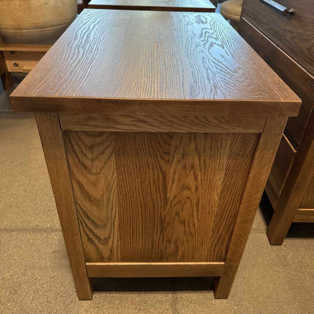 Bassett Benchmade Abingdon Cal-King Bed & Nightstands-79X90X66