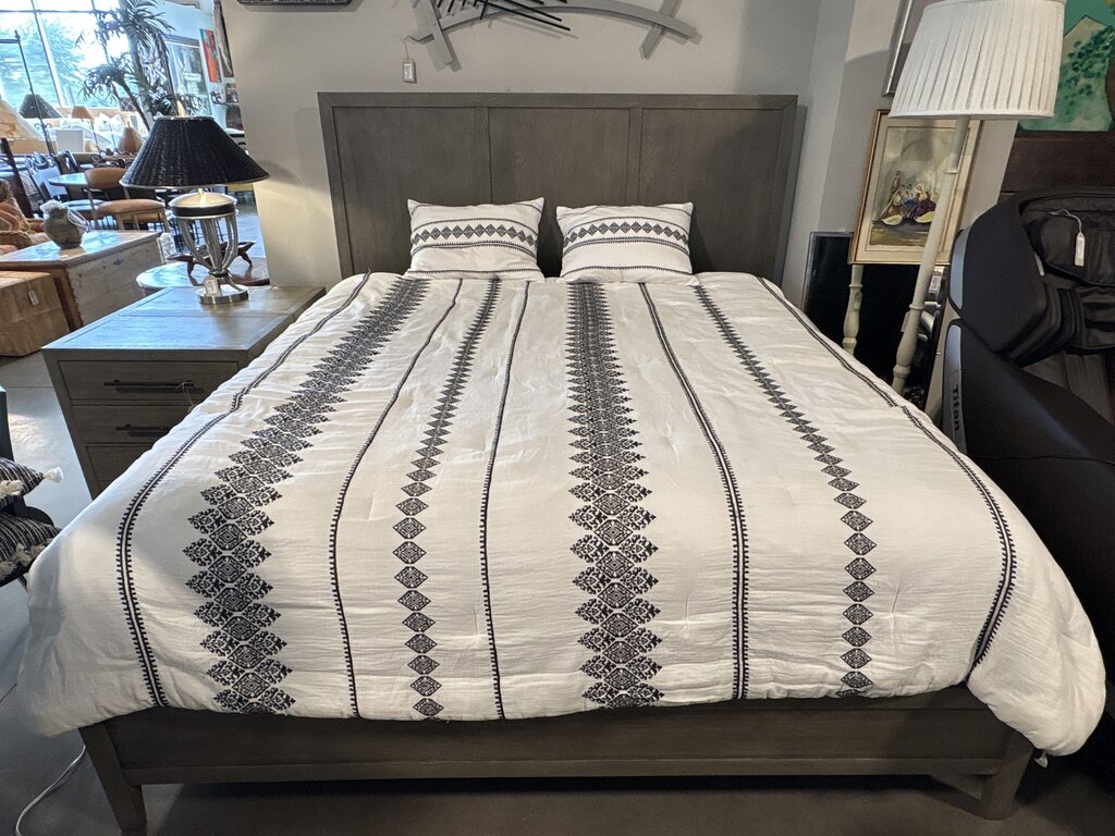 White King Comforter W/ Black Stitch Design W/ 2 Pillows- Set of 3