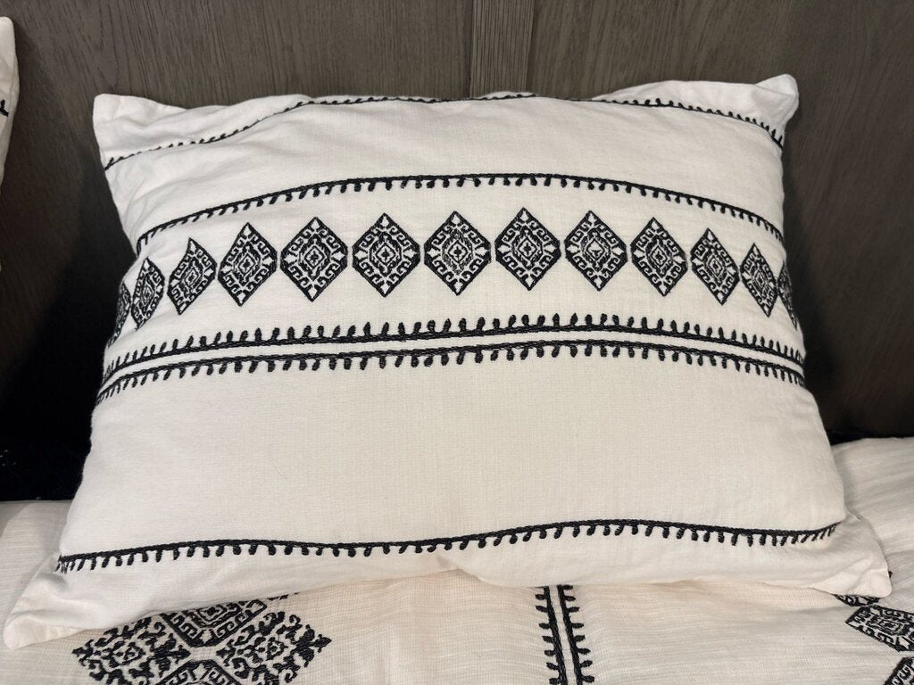 White King Comforter W/ Black Stitch Design W/ 2 Pillows- Set of 3