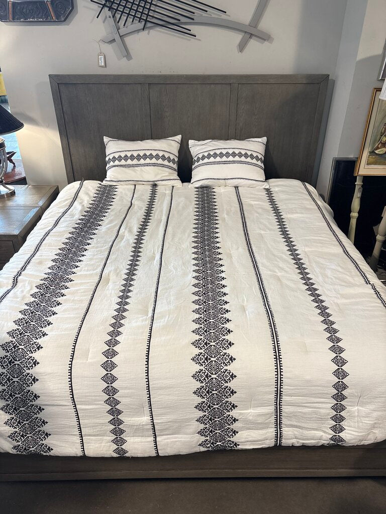 White King Comforter W/ Black Stitch Design W/ 2 Pillows- Set of 3