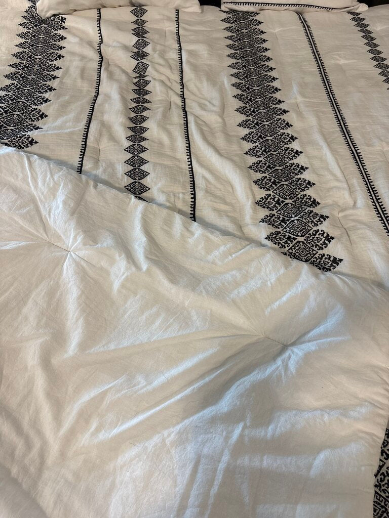 White King Comforter W/ Black Stitch Design W/ 2 Pillows- Set of 3