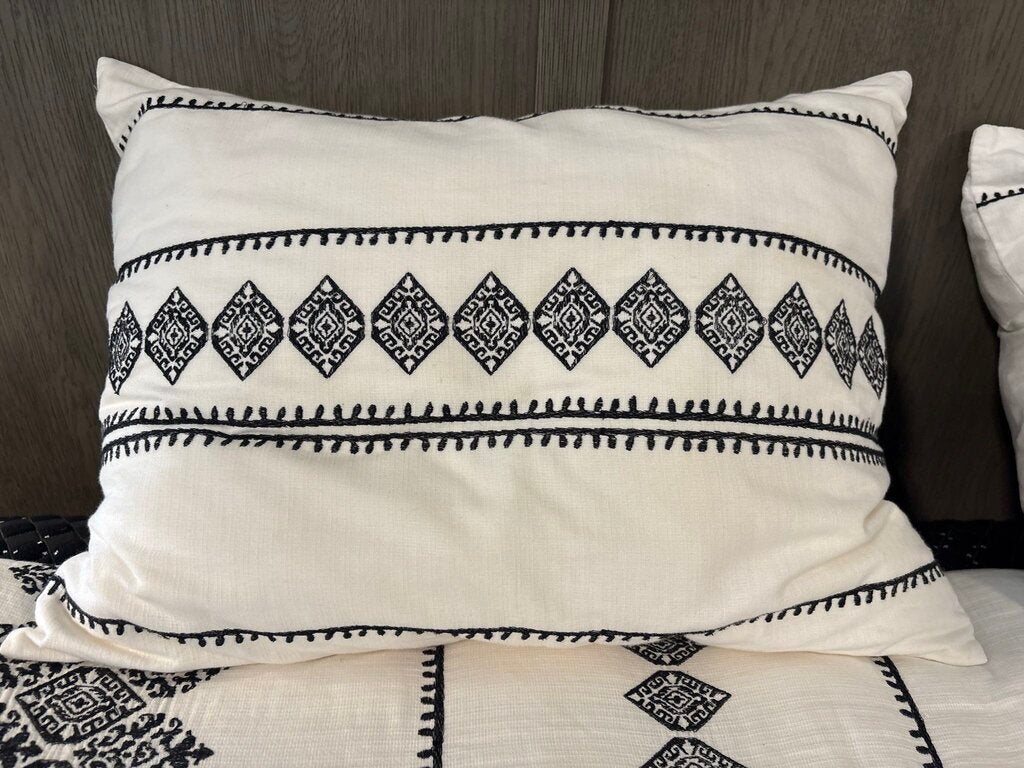 White King Comforter W/ Black Stitch Design W/ 2 Pillows- Set of 3